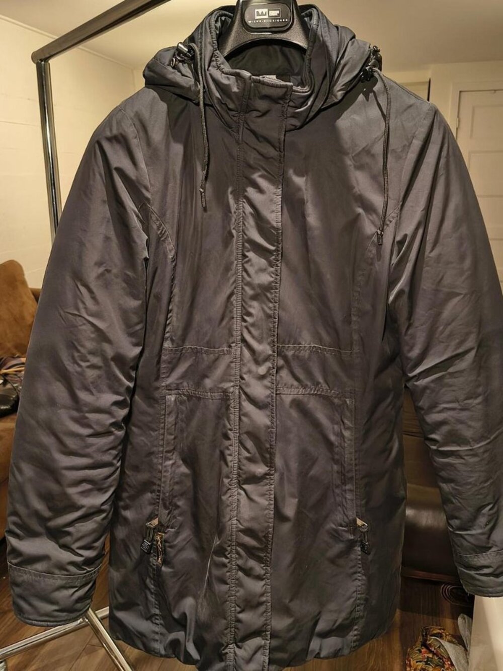 Kanuk Blainville women’s insulated winter parka in dark charcoal black.